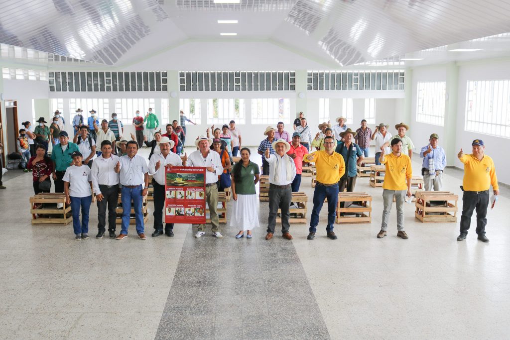 Entrega de equipos en Páez